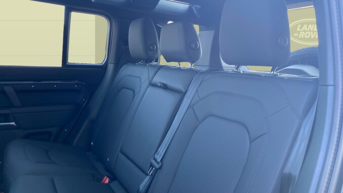 Land Rover Defender 3.0 D250 X-Dynamic SE 110 5dr Auto Diesel Estate - Image 4